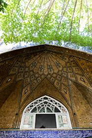 ایوان شبستان اصلی مسجد «شیخ غلام‌حسین» که هنوز بخش‌هایی از معماری قاجاری آن به خصوص در چهار ایوان اصلی حفظ شده است.