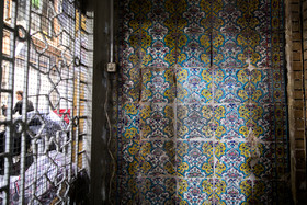 کاشی‌های قاجاری که در ورودی مسجد «شیخ غلام‌حسین» نصب شده است.
