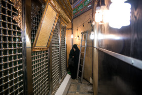 ماکت ضریح امام حسین(ع)  که توسط متولیان حسینیه کربلایی‌ها ساخته شده و در این مکان نگه داری می‌شود.