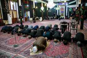 برپایی نماز ظهر توسط عزاداران حسینی در مسجد اردبیلی‌ها