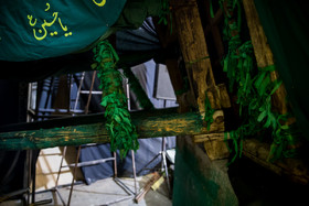 نخل تکیه درخونگاه که گفته می‌شود بانوان برای حاجت روایی در روز تاسوعا زیر آن حلوا درست می کنند