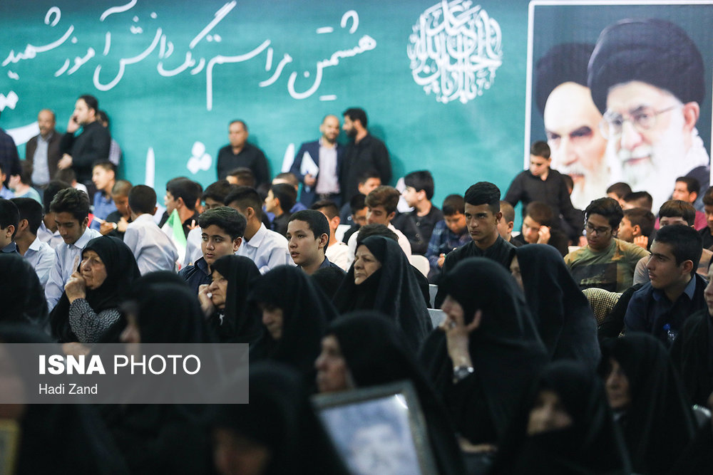 حضور خانواده شهدا در مراسم نواخته شدن زنگ دانش آموز شهید