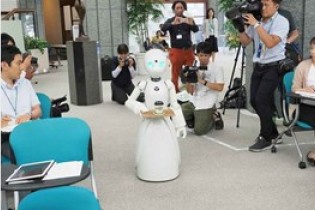 کافه ای ژاپنی با گارسون های رباتیک+عکس