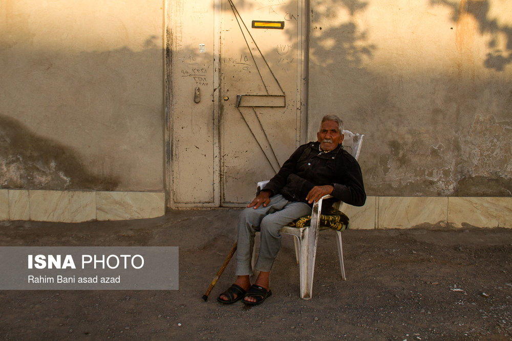 مردی مسن که توانایی صحبت کردن ندارد و با لکنت صحبت می‌کند، در یکی از کوچه های شهر کرمان ساعاتش را با نشستن در کوچه می‌گذراند.