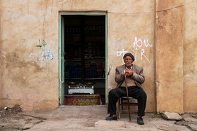 پیرمردی که در کنار خواربار فروشی خود نشسته است که اسمش را نگفت ولی بیشتر ساعات روز را در این مکان می‌گذراند.