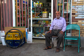 مردی مسن که مغازه دار است و دوران سالمندی اش را در مغازه می گذراند.