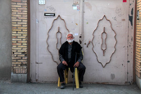 حسین ۷۰ ساله در کرمان زندگی می‌کند. او دوران بازنشستگی را می‌گذراند و زمانی که در محله‌شان مراسم عزاداری محرم برگزار می‌شود، حضور دارد و اکنون با شال مشکی در انتظار شروع مراسم‌های محرم است.