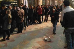 مردم تبریز برای فروش ارز شبانه صف کشیدند