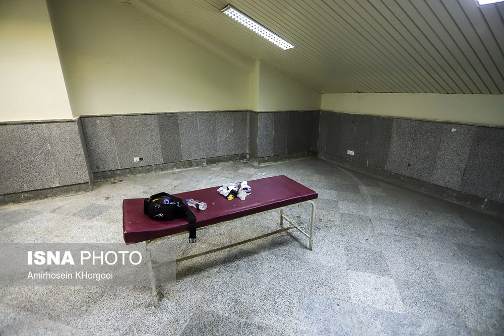 اتاق تیم پزشکی ورزشگاه «خلیج فارس» بندرعباس که دارای حداقل امکانات است.
