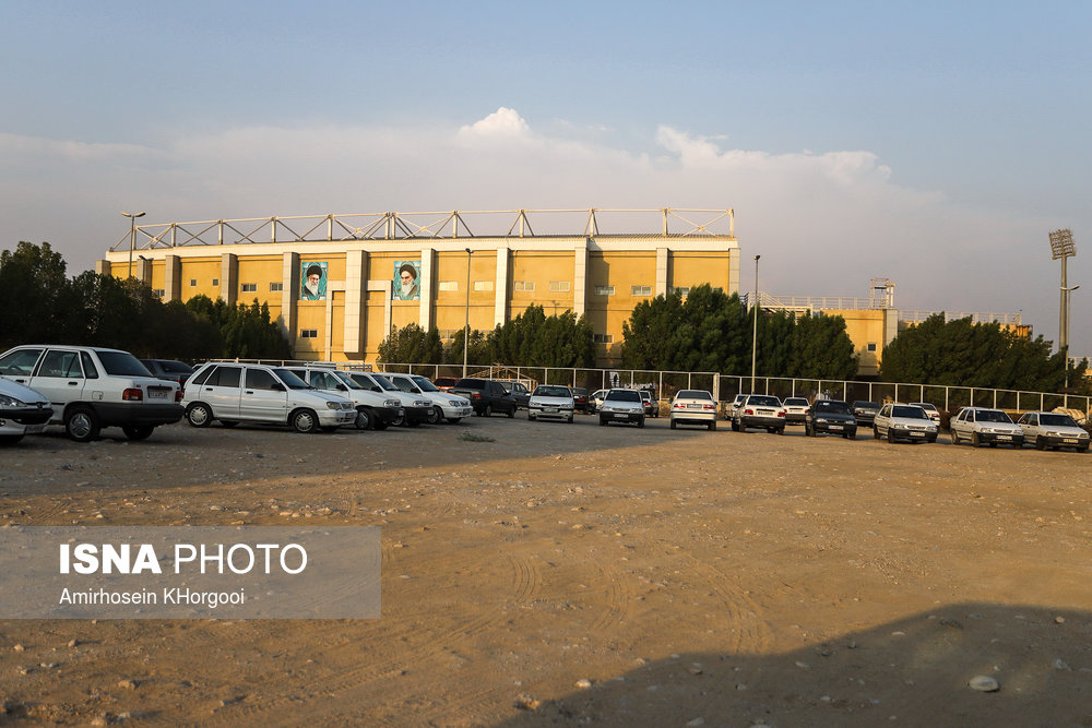 پس از گذشت ۸ سال از افتتاح «خلیج فارس» بندرعباس هنوز پارکینگ این مکان خاکی است.