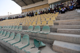 صندلی‌هیا ورزشگاه «خلیج فارس» بندرعباس به خاطر آفتاب زدگی دچار پوسیدگی شدند وغیر قابل استفاده هستند.