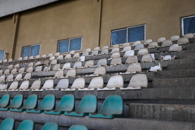 از بین رفتن صندلی‌های ورزشگاه «خلیج فارس» بندرعباس به خاطر عدم نگهداری و خرابکاری بعضی از تماشاگرها در مسابقات لیگ دسته اول