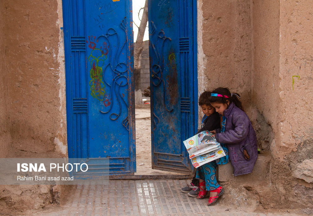 مدرسه و تحصیل برای بیشتر کودکان افغان رویا است اما تعداد محدودی مدارس مردم نهاد در کرمان وجود دارد که فرصت تحصیل را به این کودکان می‌دهند.