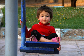 کودکان افغان در پارک‌های شهر و در مناطق و محله هایی که جمعیت مهاجران زیاد است، به بازی مشغولند.