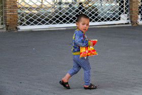 کودکی افغان در خیابان «امام» کرمان