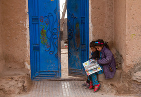 مدرسه و تحصیل برای بیشتر کودکان افغان رویا است اما تعداد محدودی مدارس مردم نهاد در کرمان وجود دارد که فرصت تحصیل را به این کودکان می‌دهند.