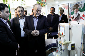 علی‌اصغر پیوندی رئیس جمعیت هلال احمر، محمد علی نجفی استاندار البرز و محمد بیگدلی در بازدید از شرکت تجهیزات پزشکی هلال احمر