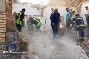 تخریب منزل مسکونی در پی انفجار گاز در کوی باهنر اهواز
