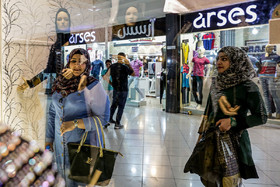 خرید از بازارها یکی از تفریحات گردشگران کشورهای عربی در مشهد است.