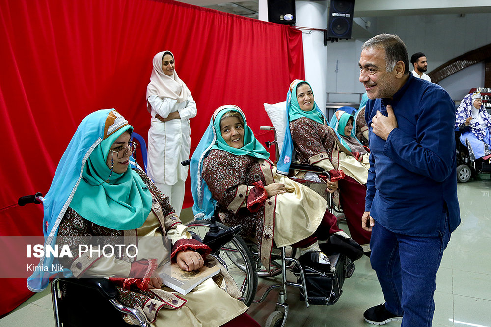 خسرو احمدی در حاشیه نمایش رستم و سهراب مددجویان آسایشگاه کهریزک