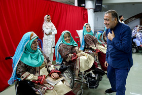 خسرو احمدی در حاشیه نمایش رستم و سهراب مددجویان آسایشگاه کهریزک
