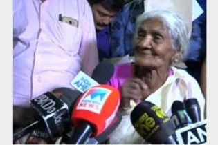 زن 96 ساله هندی آزمون سواد آموزی داد+عکس