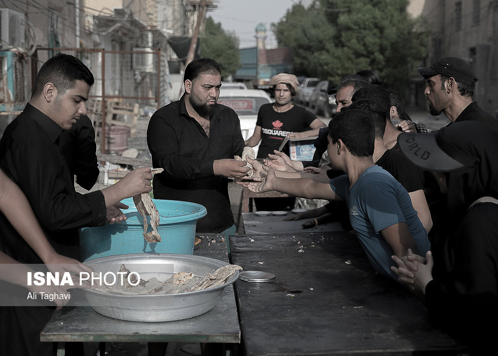 در شهر نجف، موکب ها و اهالی شهر برای زائرین غذای نذری توزیع می‌کنند.