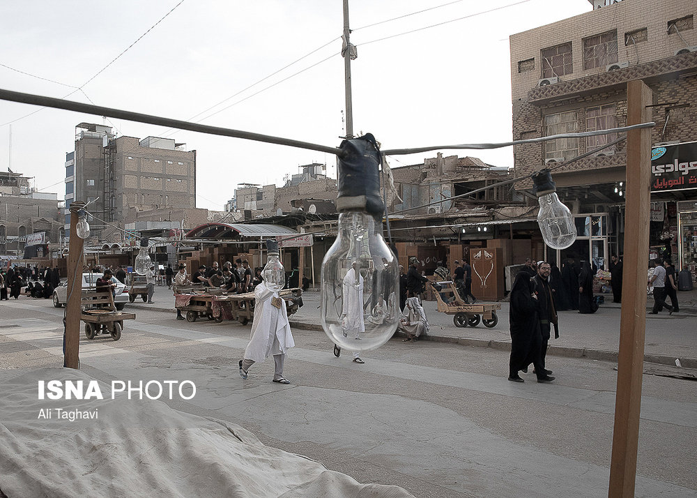 یکی از مسیر‌های منتهی به حرم حضرت علی(ع) از بازار شهر نجف می‌گذرد.