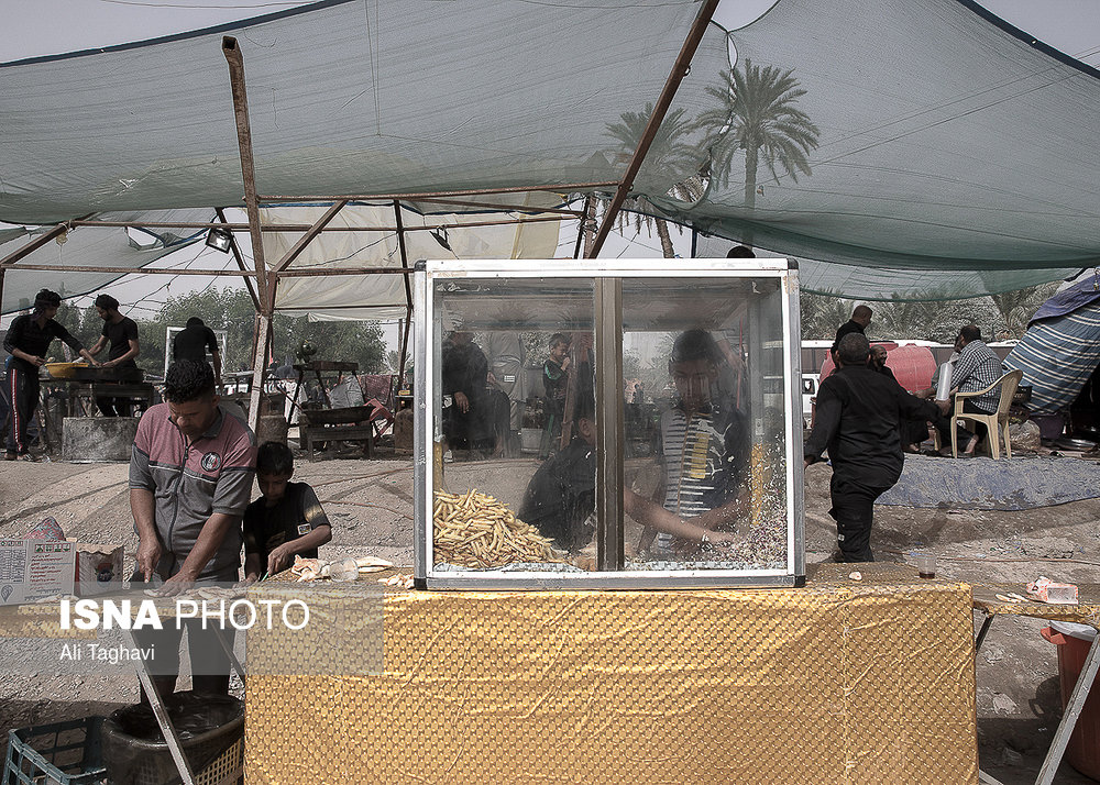 در طول مسیر راهپیمایی، موکب‌ها و اهالی شهر برای زائرین غذای نذری توزیع می‌کنند.
