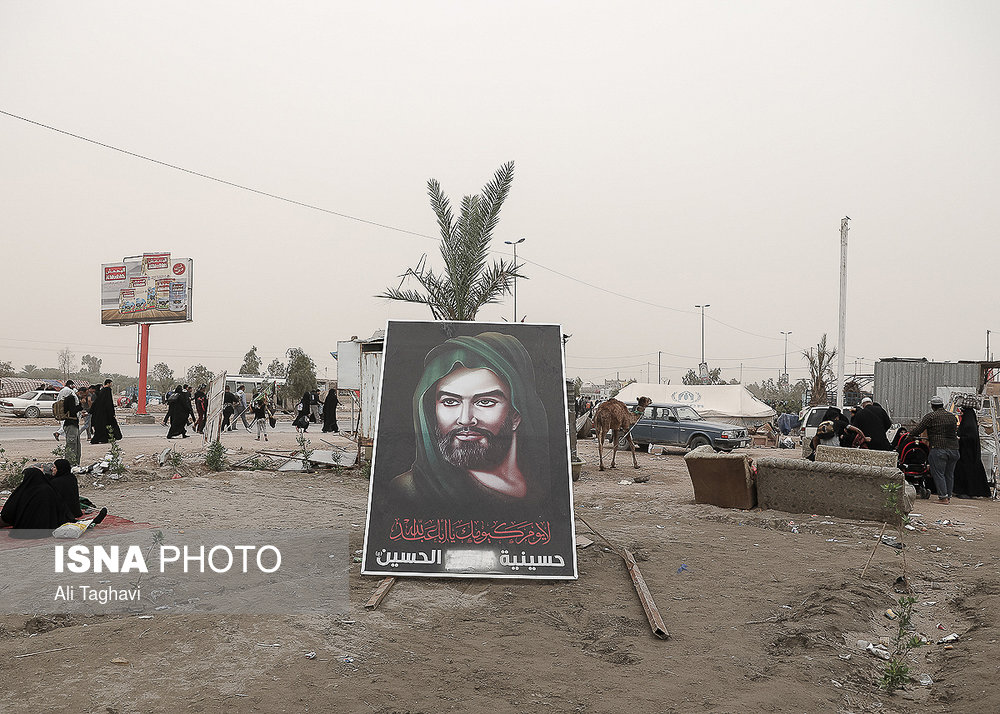 تصویر منتصب به امام حسین(ع) در حاشیه‌ی مسیر راهپیمایی بزرگ اربعین.