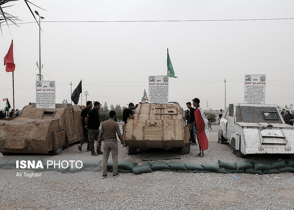 خودروهای انتحاری داعشی‌ها که توسط ارتش عراق تصرف شده و حالا برای بازدید زائرین در طول مسیر قرارداده شده است.