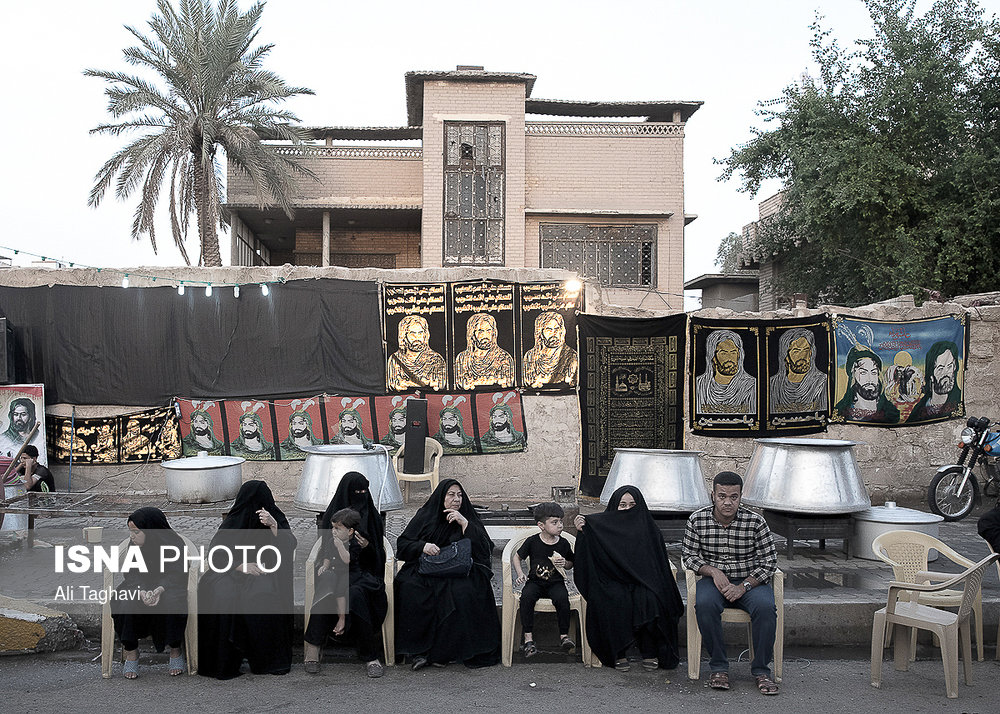 اهالی عراق با ورود زائران برای پذیرایی از آنها تدارک غذا و محل استراحت می بینند.