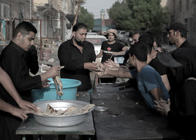 در شهر نجف، موکب ها و اهالی شهر برای زائرین غذای نذری توزیع می‌کنند.