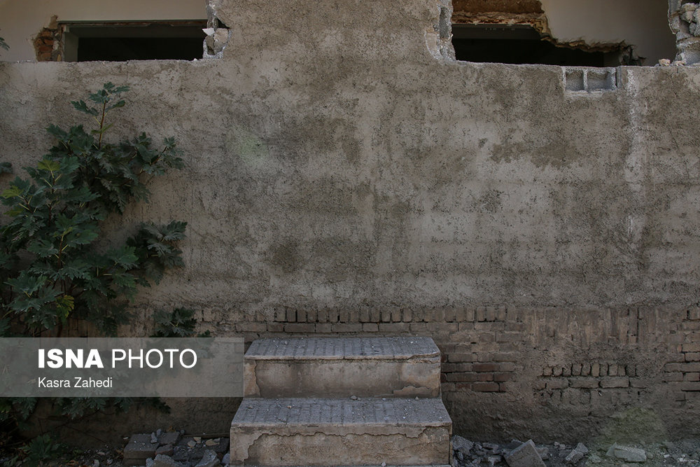 در مسدود شده یکی از خانه‌های محدوده مورد مناقشه دانشگاه الزهرا(س) و اهالی ده‌ونک