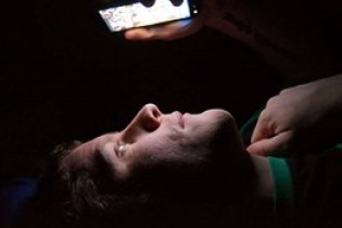 ارتباط تلفن همراه و خواب شبانه