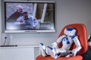 روباتی که به افراد مبتلا به زوال عقل کمک می کند