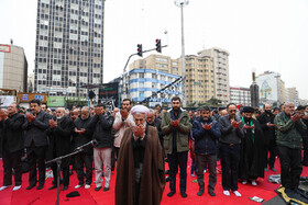 اقامه نماز ظهر به ااقامه نماز ظهر به امامت آیت‌الله کاظم صدیقی در تجمع بزرگ عزاداران فاطمی در میدان فاطمی