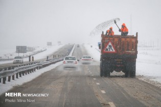 ترافیک در هراز و چالوس/ بارش برف در محورهای ۱۰ استان کشور
