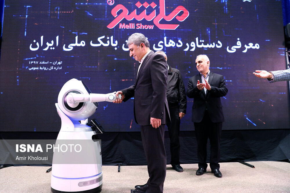 محمدرضا حسین‌زاده و فرهاد دژپسند در مراسم رونمایی از دستاوردها و محصولات نوین بانکی با عنوان ملی‌شو ۲