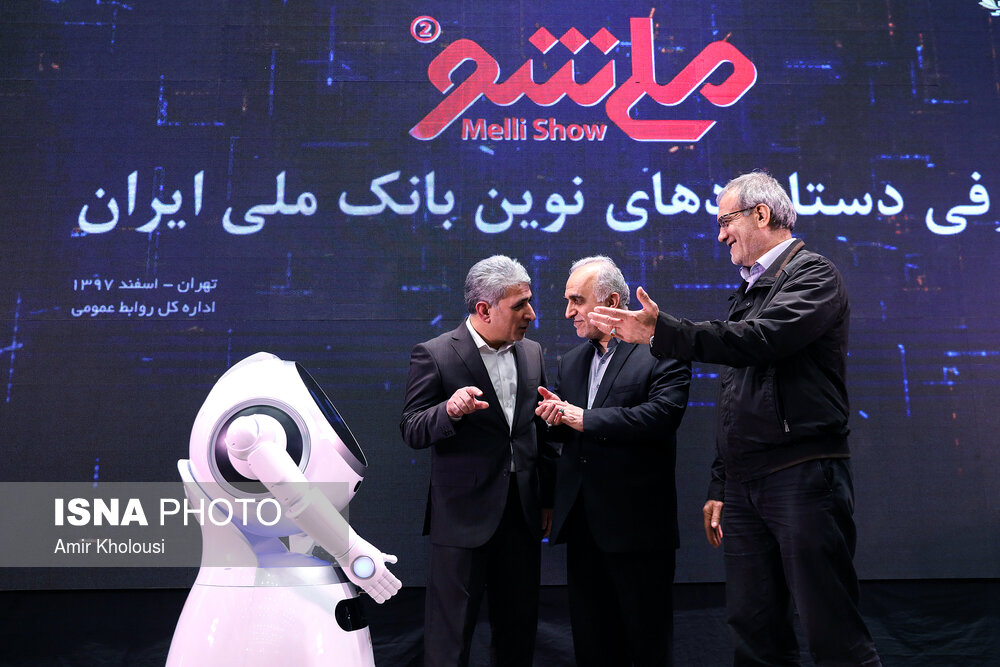 مسعود پزشکیان، فرهاد دژپسند و محمدرضا حسین‌زاده در مراسم رونمایی از دستاوردها و محصولات نوین بانکی با عنوان ملی‌شو ۲