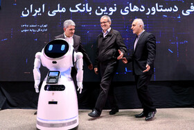 فرهاد دژپسند، مسعود پزشکیان و محمدرضا حسین‌زاده در مراسم رونمایی از دستاوردها و محصولات نوین بانکی با عنوان ملی‌شو ۲