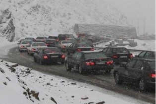 ترافیک شدید در جاده کرج-چالوس و سرگردانی مسافران در برف و سرما