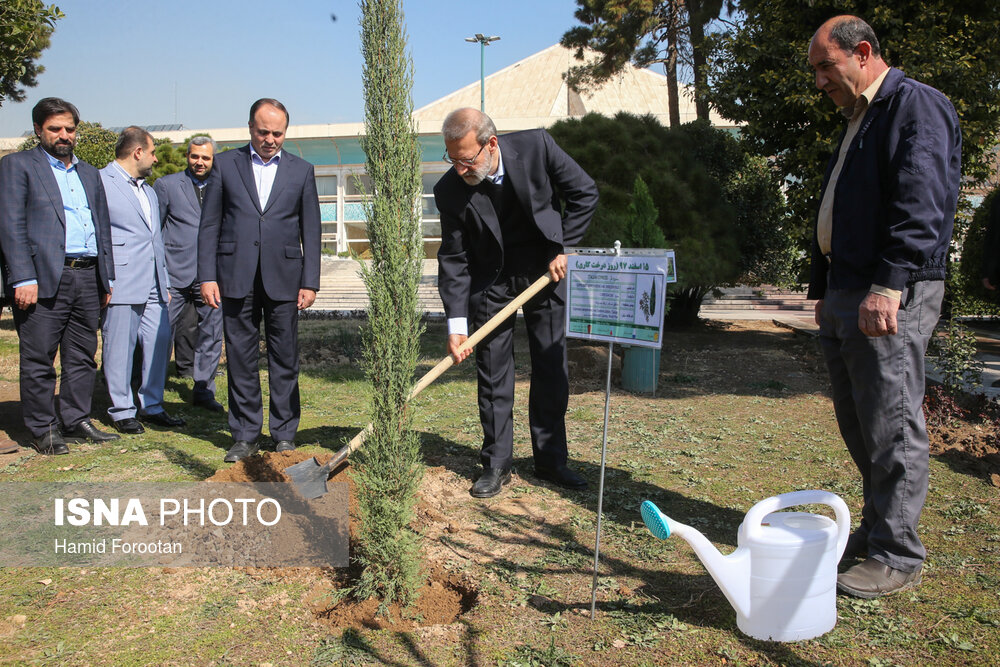 کاشت درخت در مجلس توسط علی لاریجانی