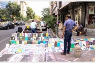 مکان هایی برای دستفروشان کتاب خیابان انقلاب تعیین شد