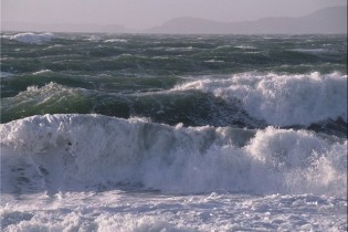 امواج دو متری در خلیج فارس، تنگه هرمز و دریای خزر