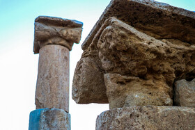 سر ستون‌ها به سبک و شیوه ایونیک که زاییده هنر یونانیان قدیم بوده، ساخته شده که در هر طرف دارای دو مخروط ناقص است.