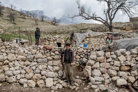 مازیار، یکی از ساکنان روستای دمه در مناطق عشایری شهرستان اندیکا، که تا دوم ابتدایی درس خوانده است. فاصله روستای آن‌ها تا نزدیکترین مدرسه ابتدایی سه کیلومتر جاده کوهستانی است.