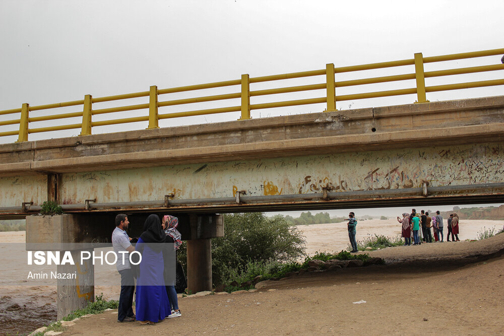 تماشای طغیان رود دز در پل حمیدآباد در محور شوش-دزفول