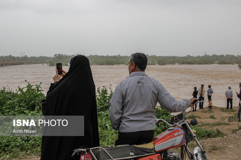 تماشای طغیان رود دز در پل حمیدآباد در محور شوش-دزفول