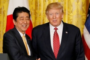 سفیر آمریکا در ژاپن: ترامپ و آبه بر سر توقف خرید نفت از ایران توافق کردند